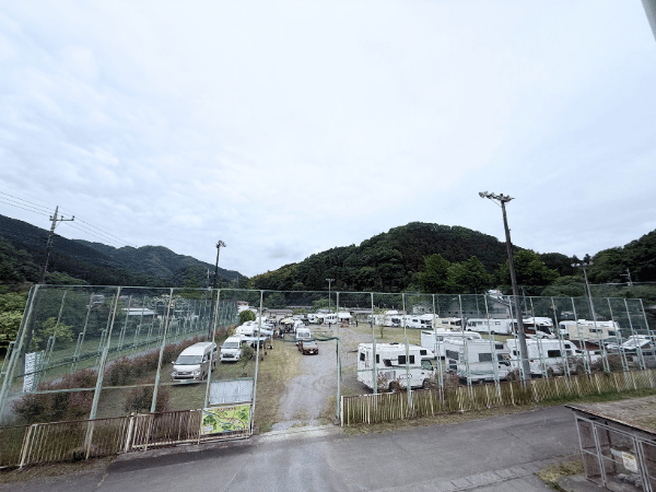 たくさんのキャンピングカーが集まっている