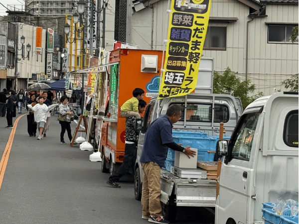 軽トラックが道に並んでいる