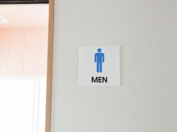 男性用トイレの入り口