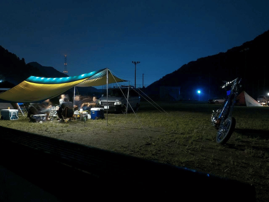 夜のキャンプ場