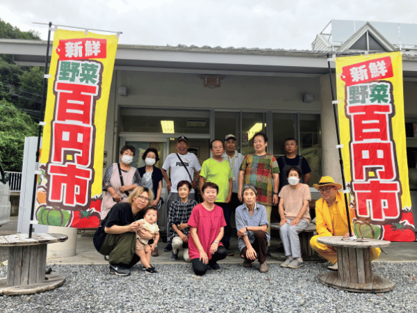 建物の前に人々が並んでいる